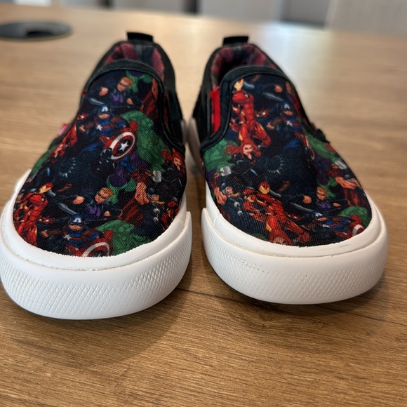 GroundUp Boys Marvel Avenger Characters Size 8 Sneakers Slip On Easy‎ Wear Shoes - Picture 4 of 9